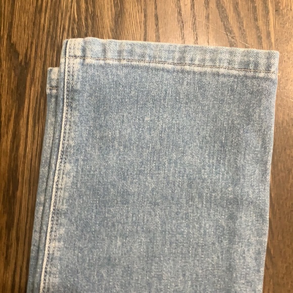 Frame straight leg, light wash jeans. Mid-rise. - Picture 5 of 6